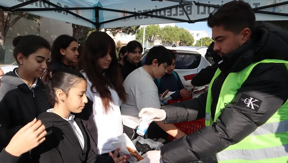 Başkan Kırgöz’den öğrencilere simit ve ayran ikramı