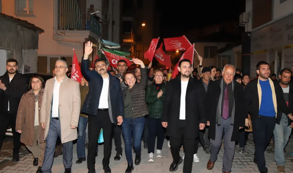 31 Mart Yerel Seçimleri çalışmaları kapsamında ev ziyaretlerini sürdüren CHP’li Dikili Belediye Başkan Adayı mevcut Başkan Adil Kırgöz, Alp Ülük ailesinin konuğu oldu.