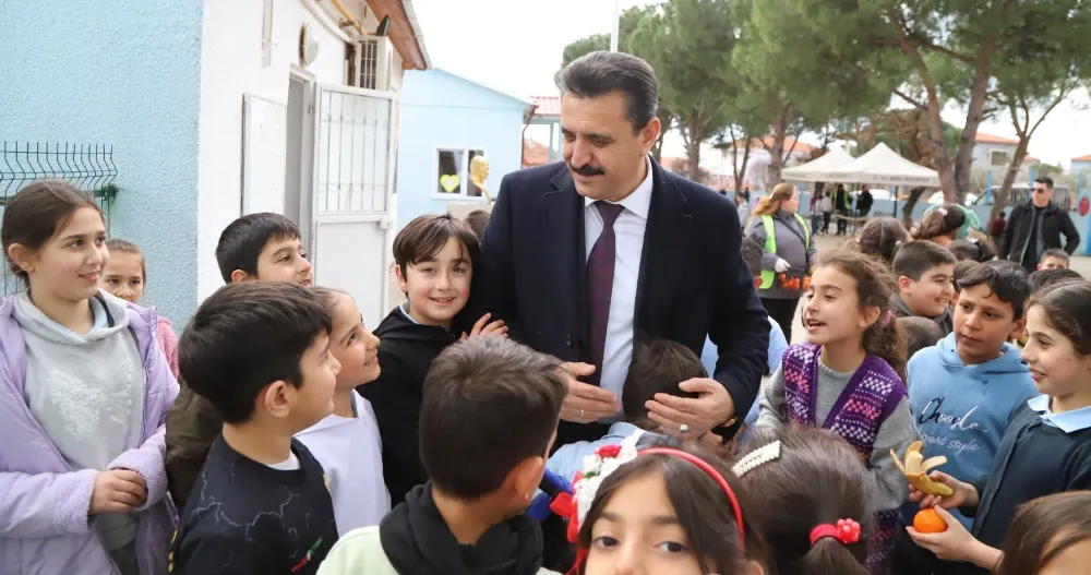 Başkan Kırgöz’den öğrencilere taze meyve ikramı