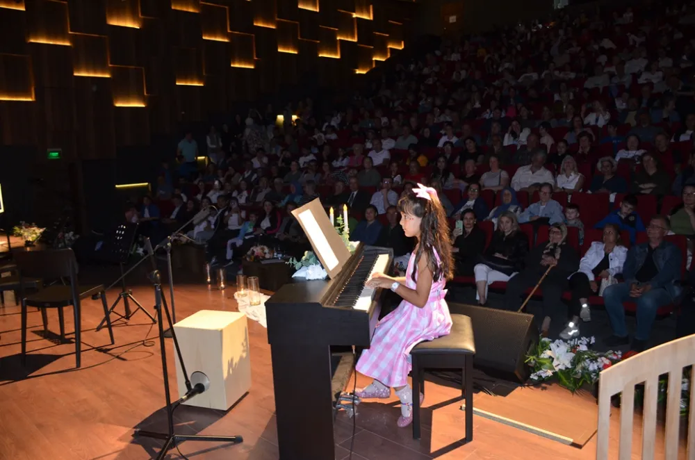 Dikili’de küçük yıldızlar büyük alkış aldı